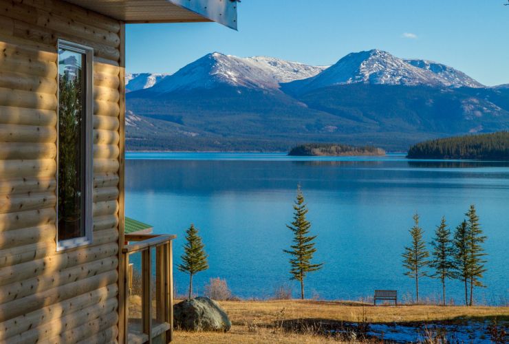 Sicht vom Blockhaus auf den herrlichen Tagish Lake im südlichen Yukon