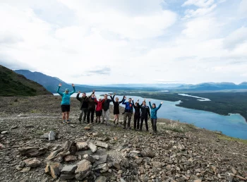 Tourgruppe auf Wanderung im Kluane Nationalpark