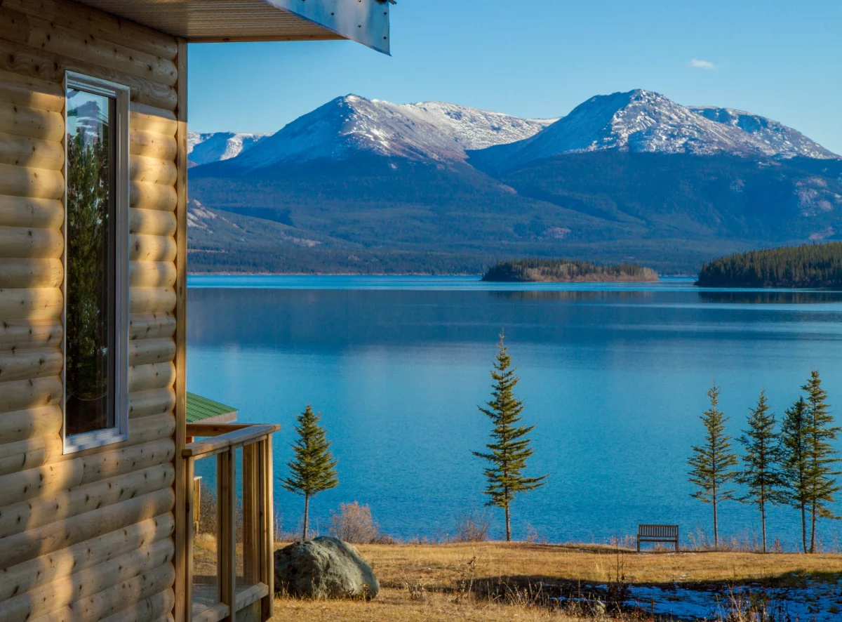 Sicht vom Blockhaus auf den herrlichen Tagish Lake im südlichen Yukon