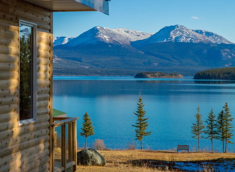 Sicht vom Blockhaus auf den herrlichen Tagish Lake im südlichen Yukon