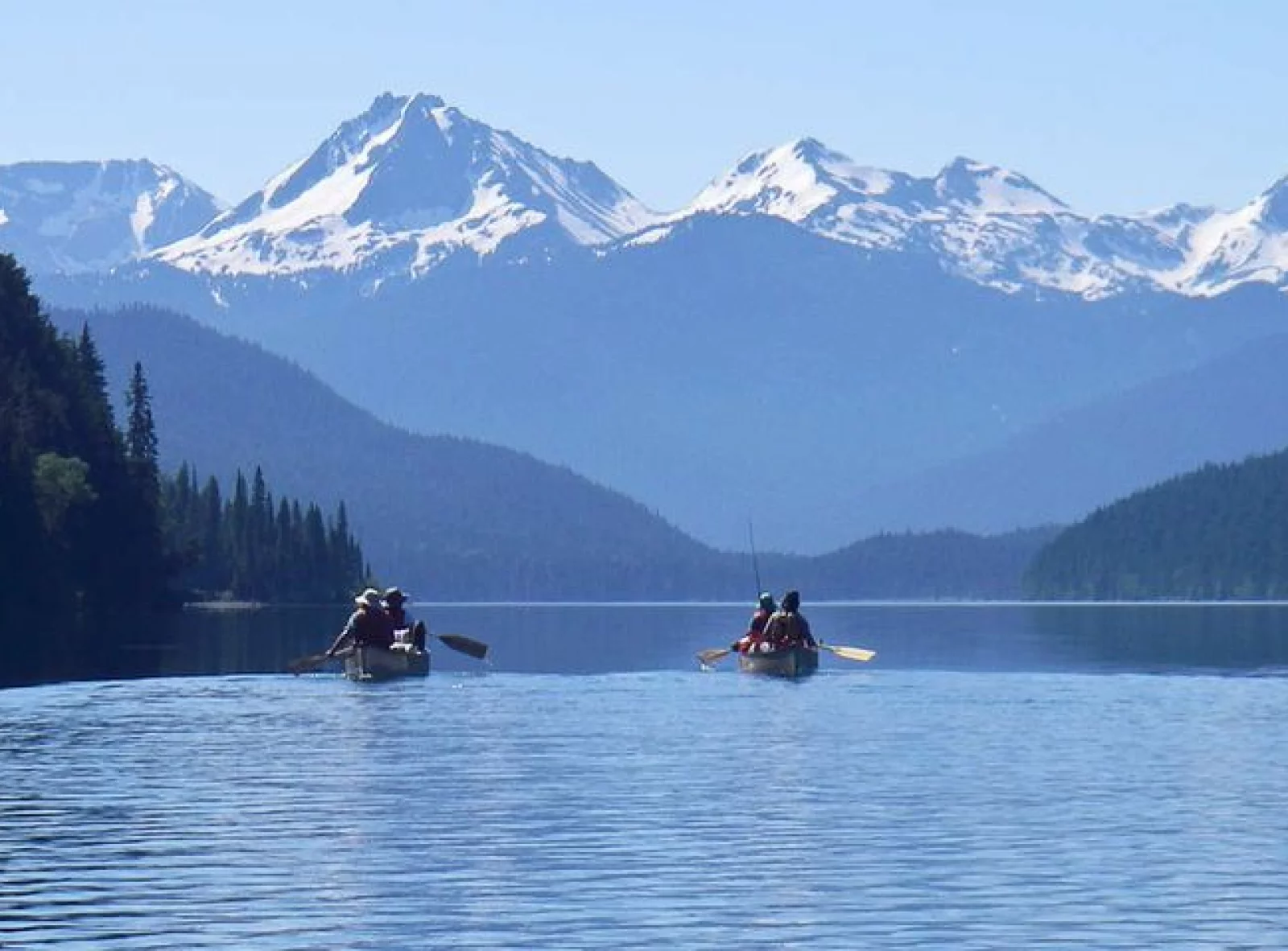 Bowron Lakes Kanutour - Kanus vor Bergkulisse