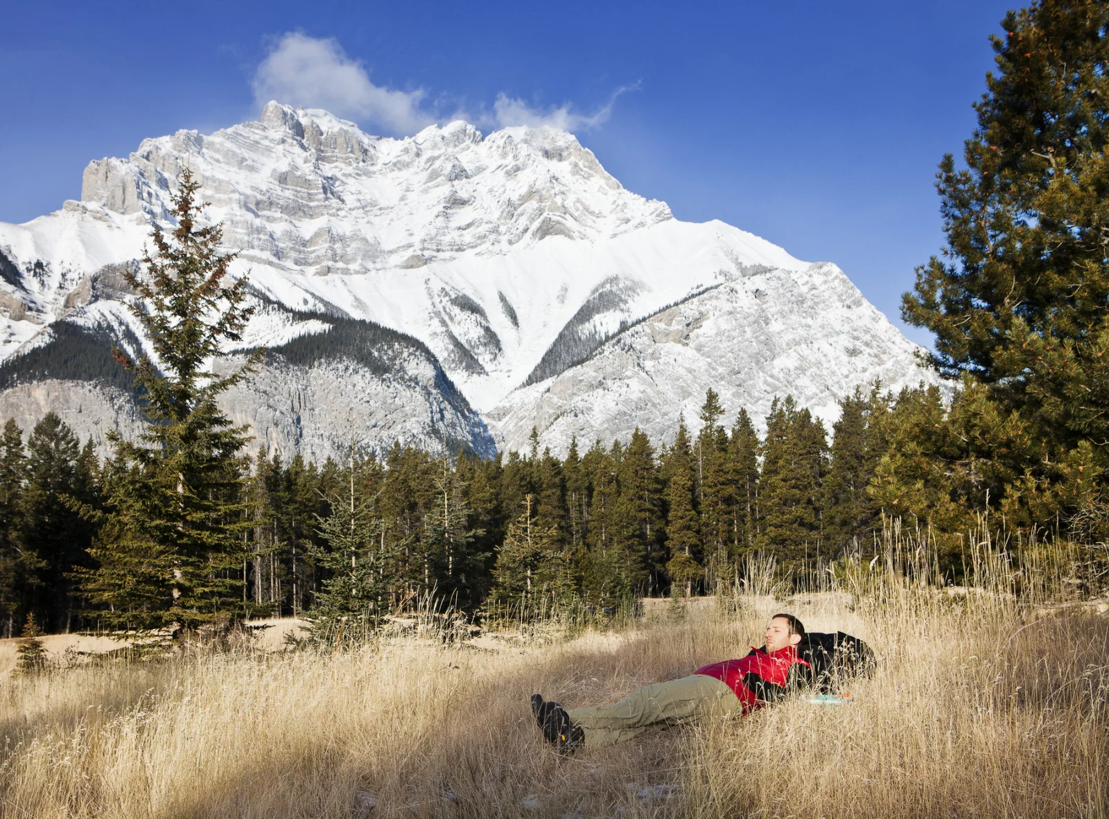 Wandern am Lake Minnewanka Loop in Banff National Park, Alberta