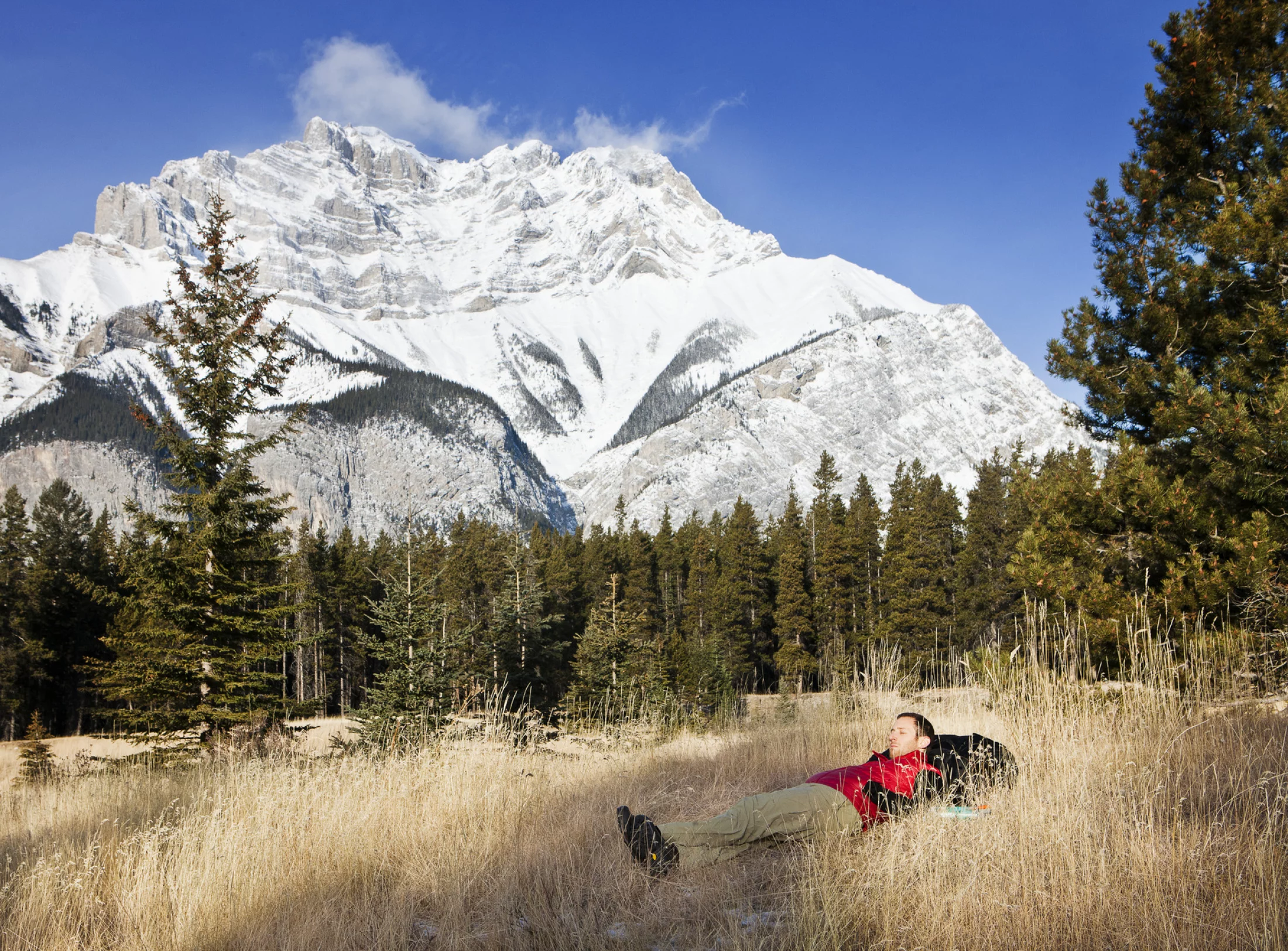Wandern am Lake Minnewanka Loop in Banff National Park, Alberta