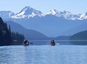 Bowron Lakes Kanutour - Kanus vor Bergkulisse