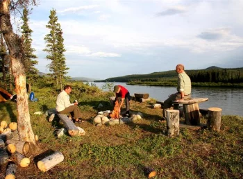 Camp am Ufer des Teslin River