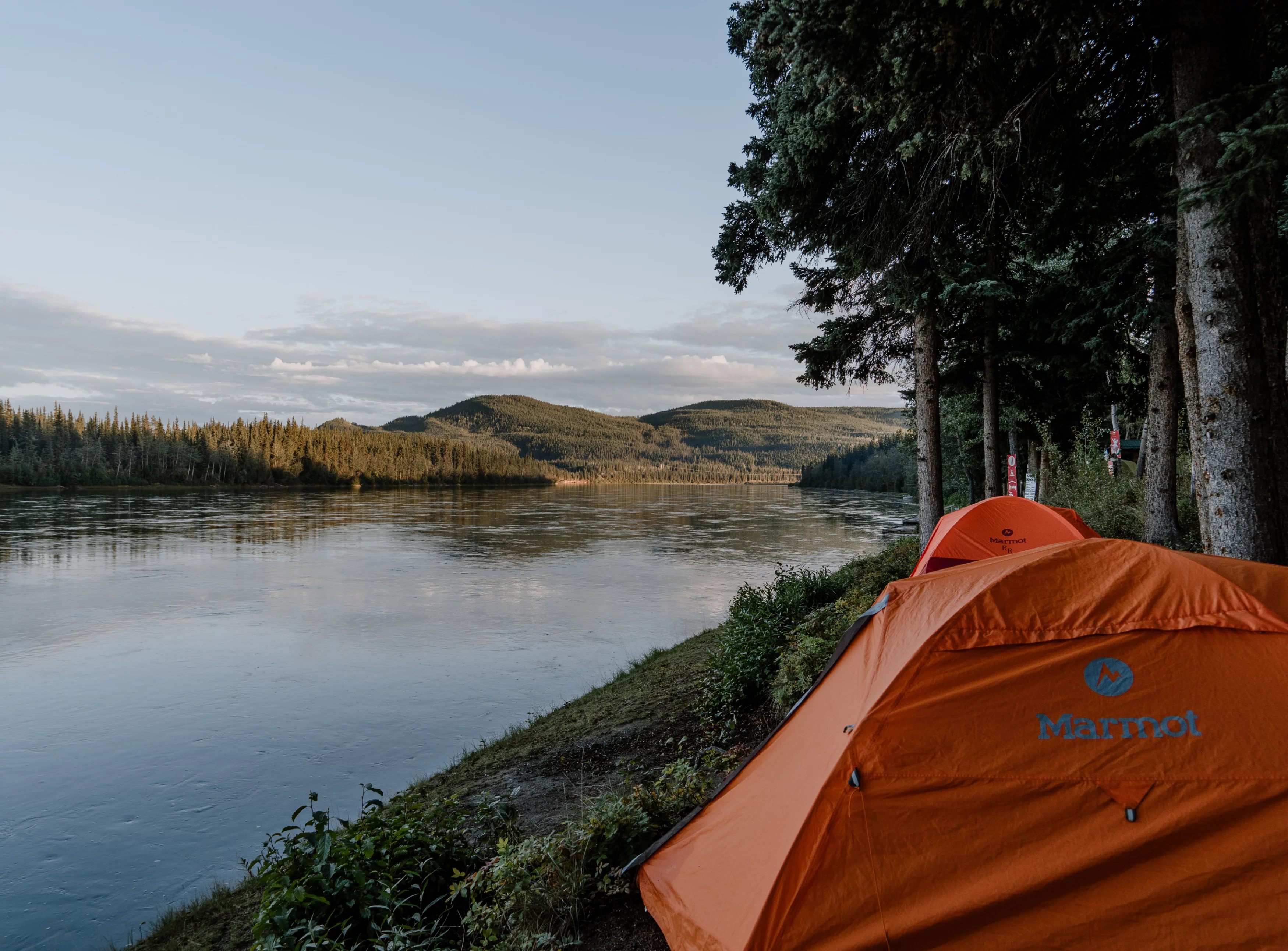 Camping am Ufer des Yukon River