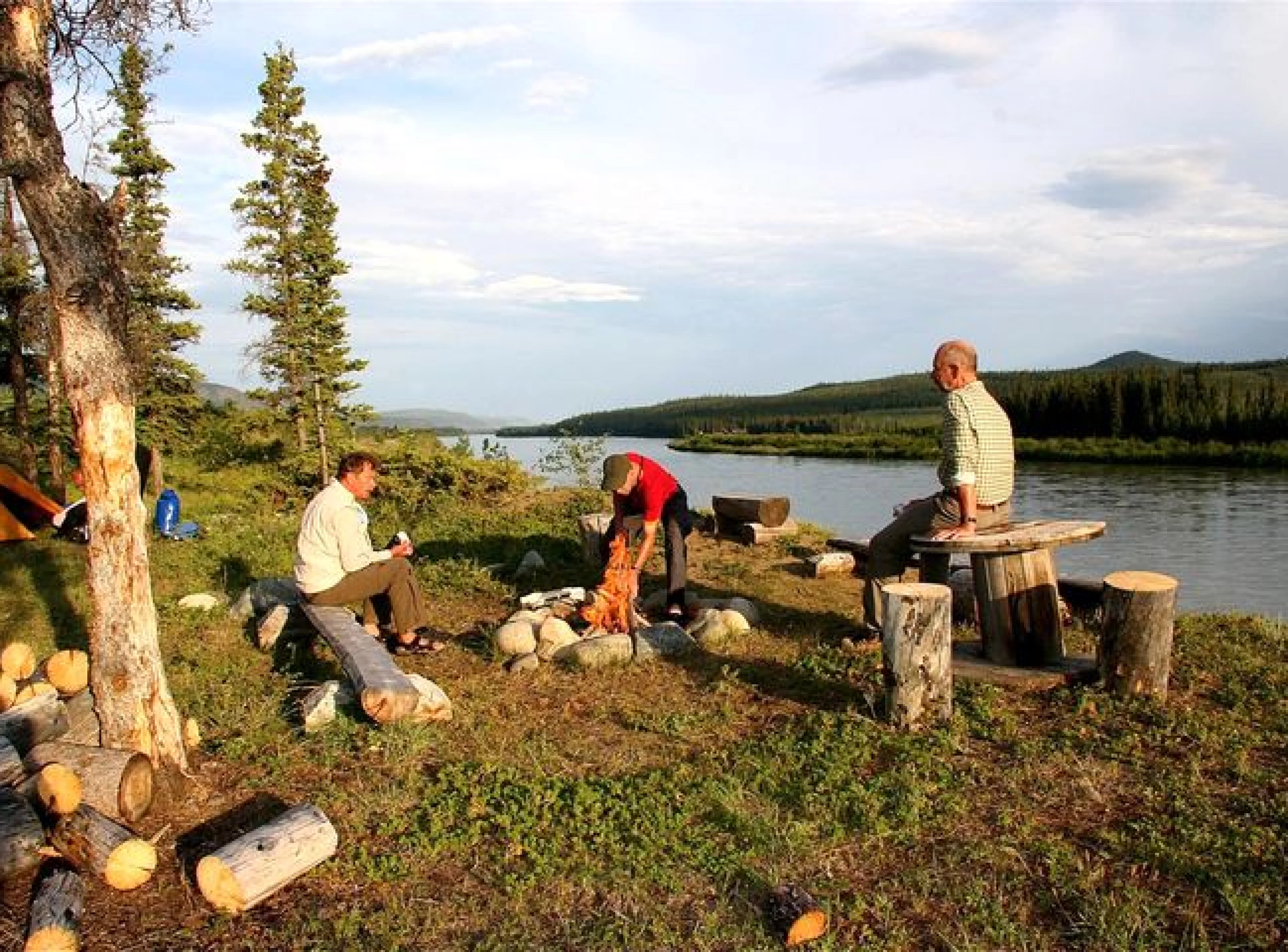 Camp am Ufer des Teslin River