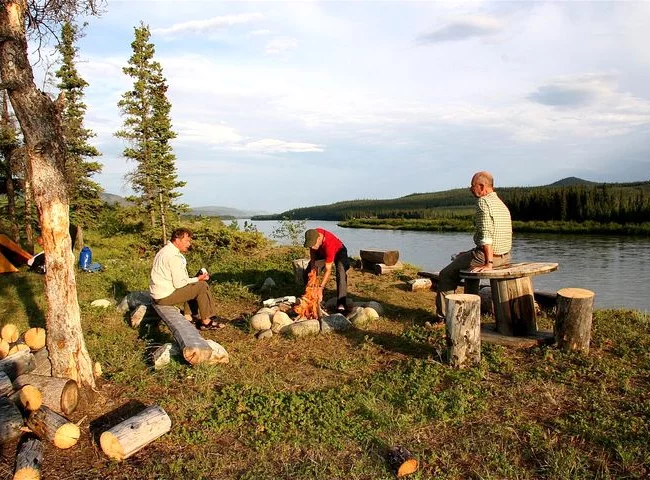 Camp am Ufer des Teslin River