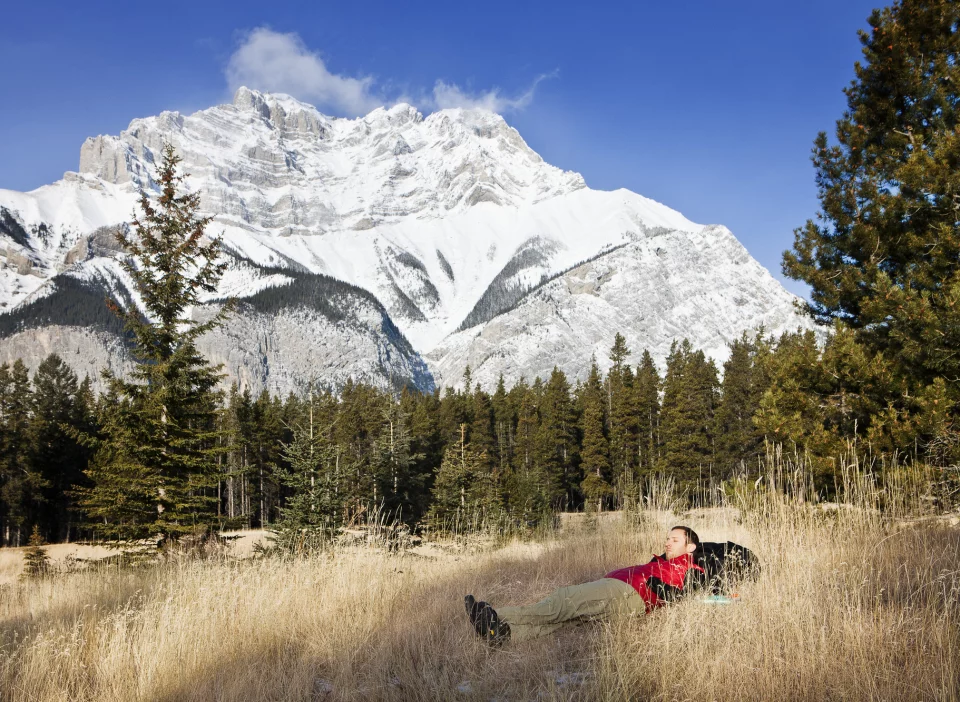 Wandern am Lake Minnewanka Loop in Banff National Park, Alberta