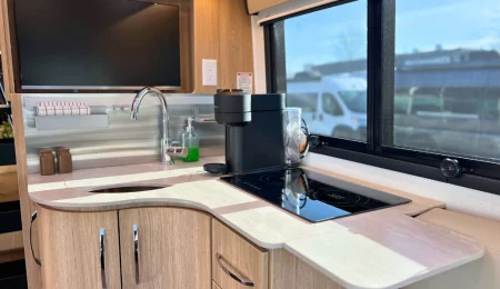 B+Premium Motorhome von Fraserway Kanada - Küchenzeile