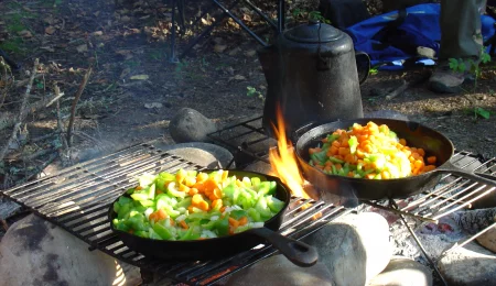 Kochen im Camp auf Lagerfeuer