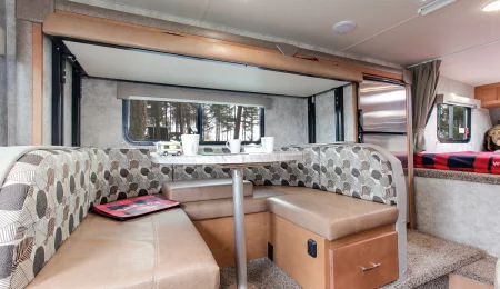 Truck Camper Bunk von Fraserway Kanada - Sitzecke mit Bunk Bett oben