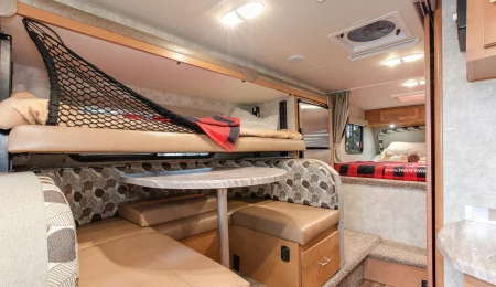 Truck Camper Bunk von Fraserway Kanada - Sitzecke mit Bunk Bett unten