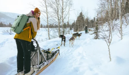 Hundeschlittentouren Yukon - Gast mit Huskies