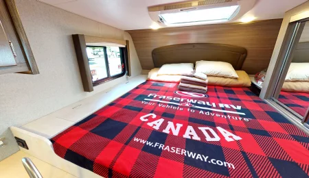 Truck Camper von Fraserway Kanada - Alkovenbett