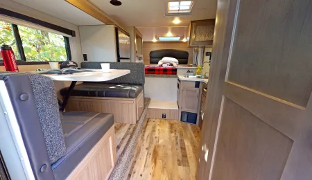Truck Camper Slide Dinette von Fraserway Kanada - Innenansicht