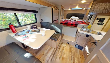 Truck Camper Slide Dinette von Fraserway Kanada - Innenansicht