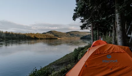 Camping am Ufer des Yukon River