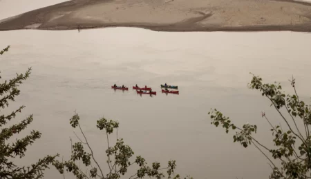 Kanugruppe in der Wildnis auf dem Yukon River