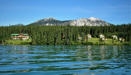 Southern Lakes Resort - Sicht vom Tagish Lake auf das Resort