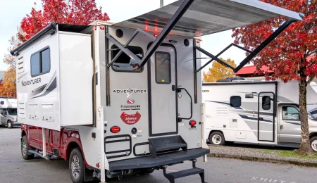 Truck Camper Bunk von Fraserway Kanada - Slide out und Aussenmarkise
