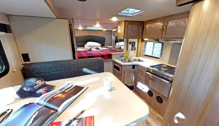 Truck Camper Slide Dinette von Fraserway Kanada - Innenansicht