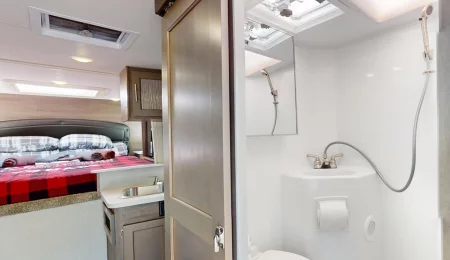 Truck Camper Slide Dinette von Fraserway Kanada - Bad