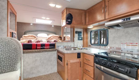 Truck Camper Slide Dinette von Fraserway Kanada - Innenansicht