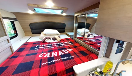Truck Camper Slide Dinette von Fraserway Kanada -  Alkoven Bett