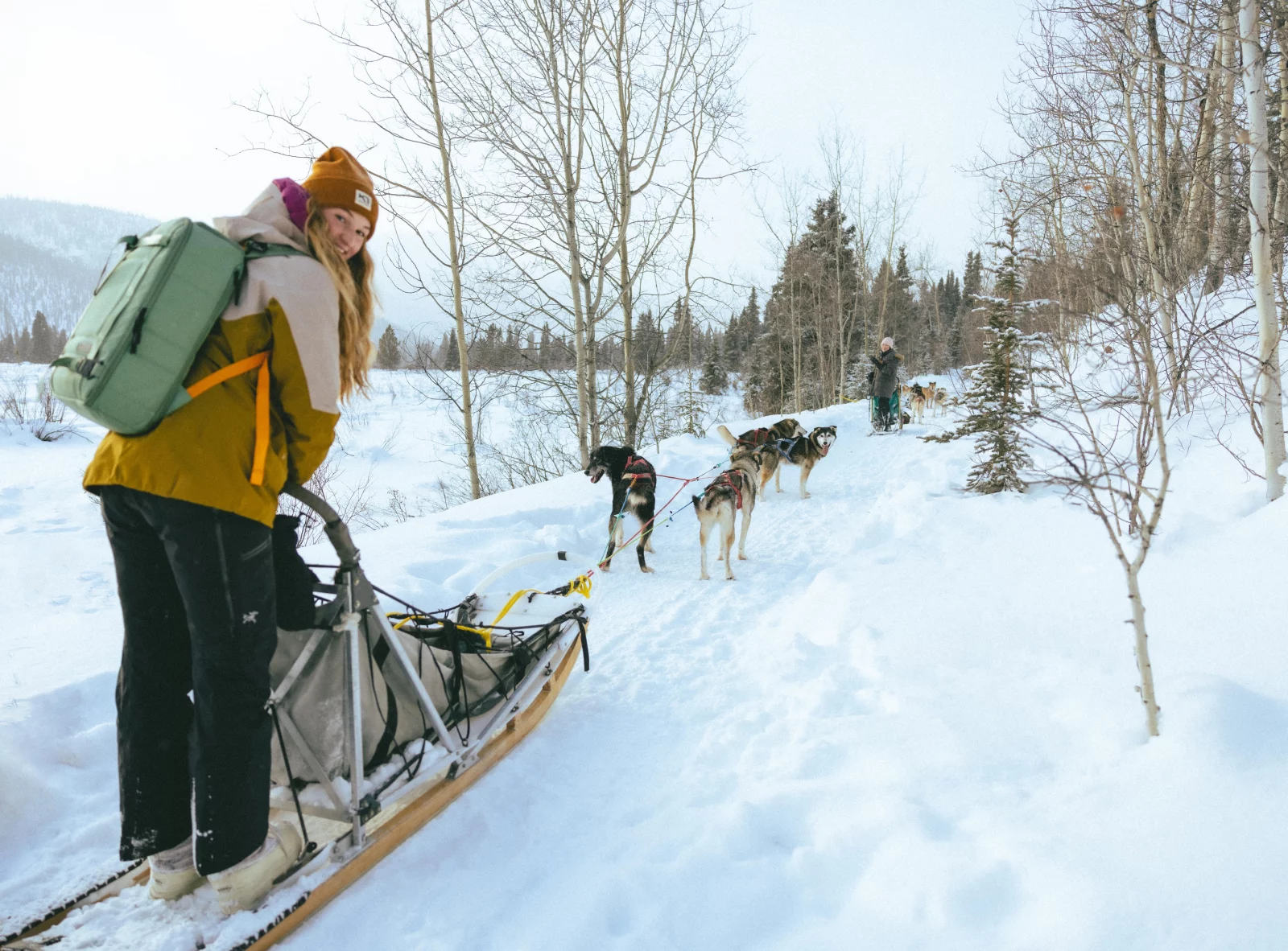 Hundeschlittentouren Yukon - Gast mit Huskies
