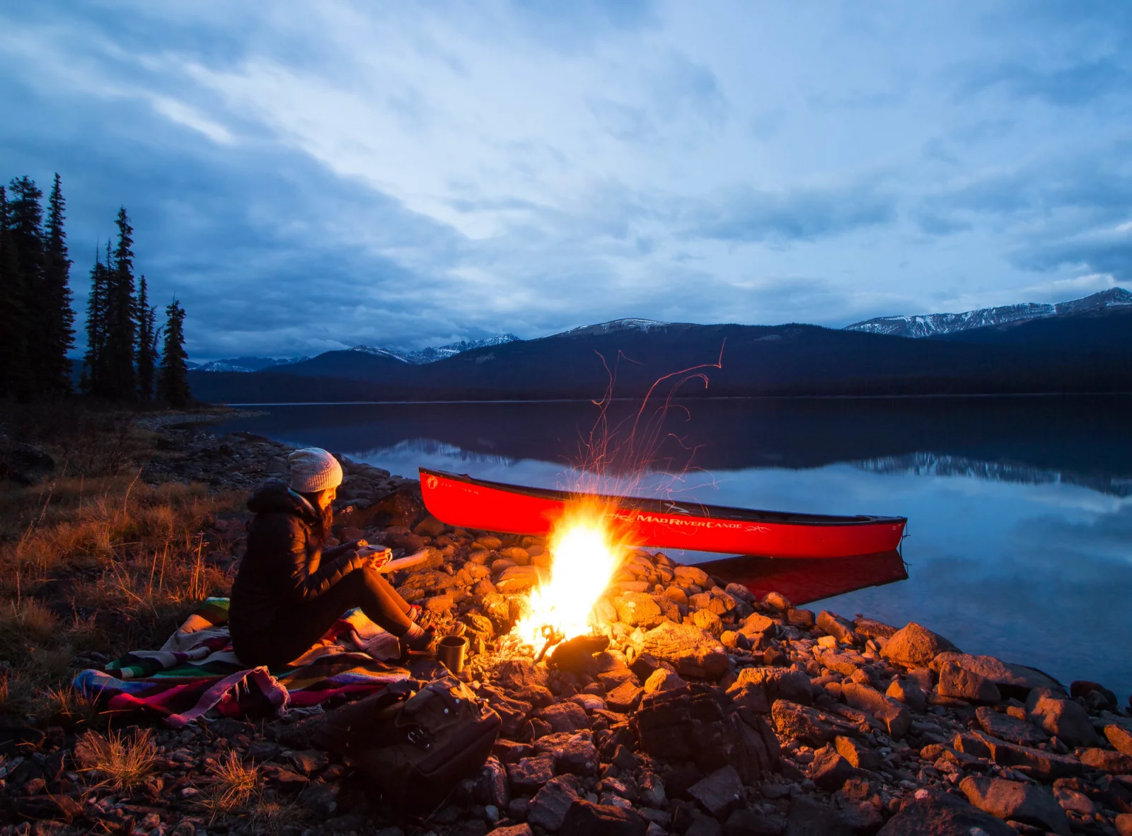 Kanada Kanutouren - Frau am Lagerfeuer
