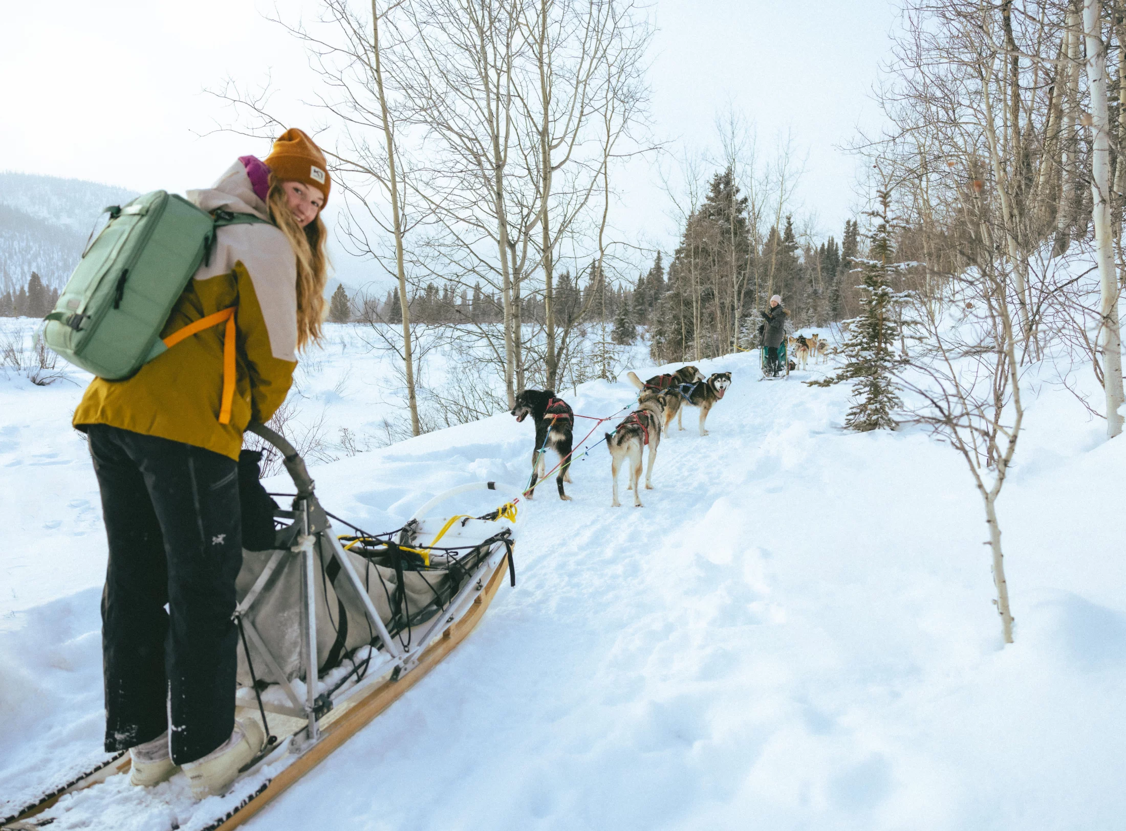 Hundeschlittentouren Yukon - Gast mit Huskies