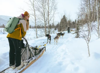 Hundeschlittentouren Yukon - Gast mit Huskies