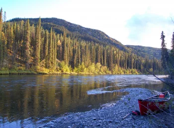 Kanu am Ufer des Big Salmon River