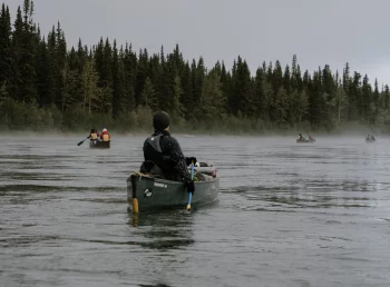 Der morgendliche Nebel lichtet sich auf der Yukon River Kanutour