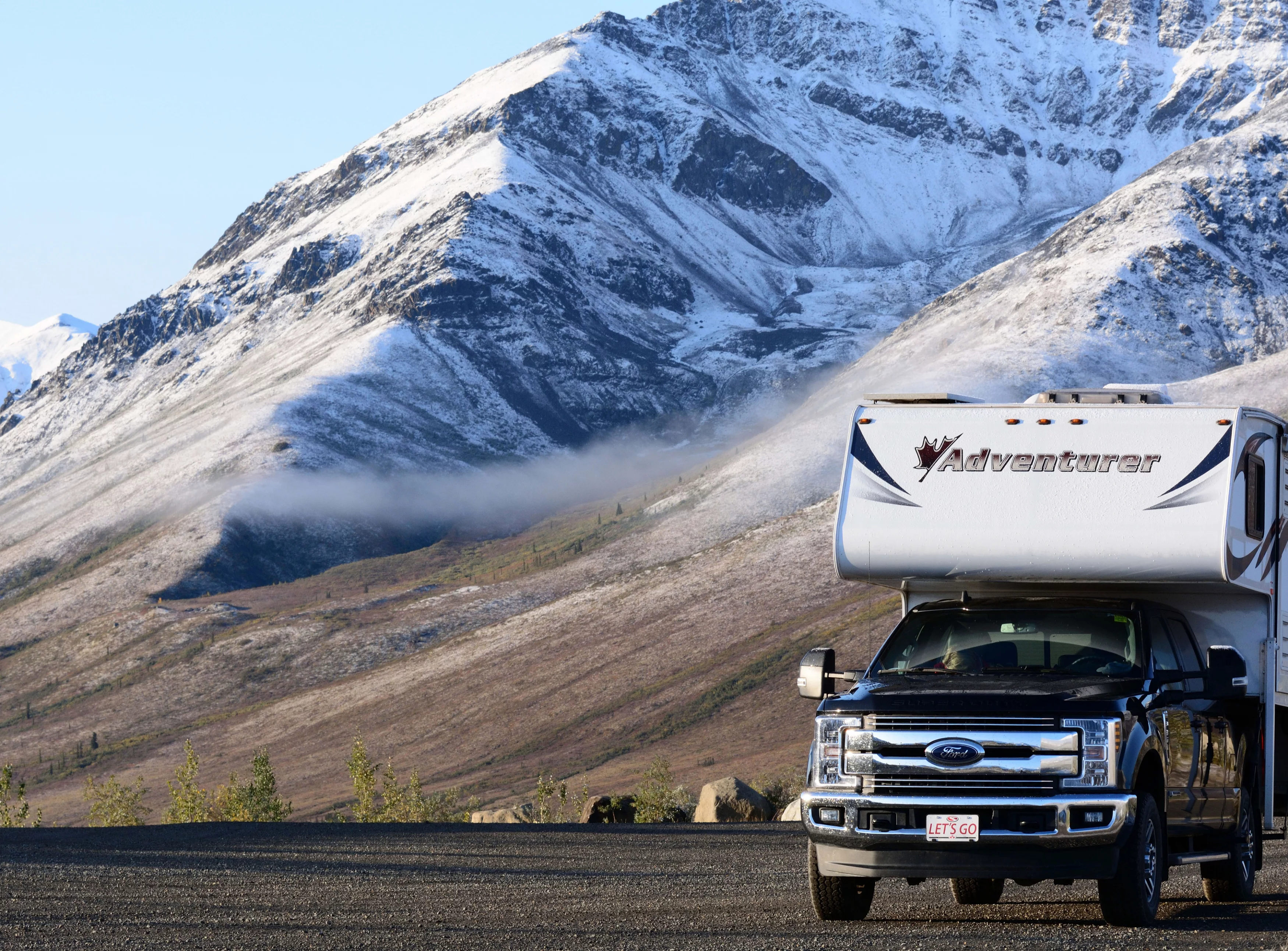 Truck Camper vor Bergen in Kanada