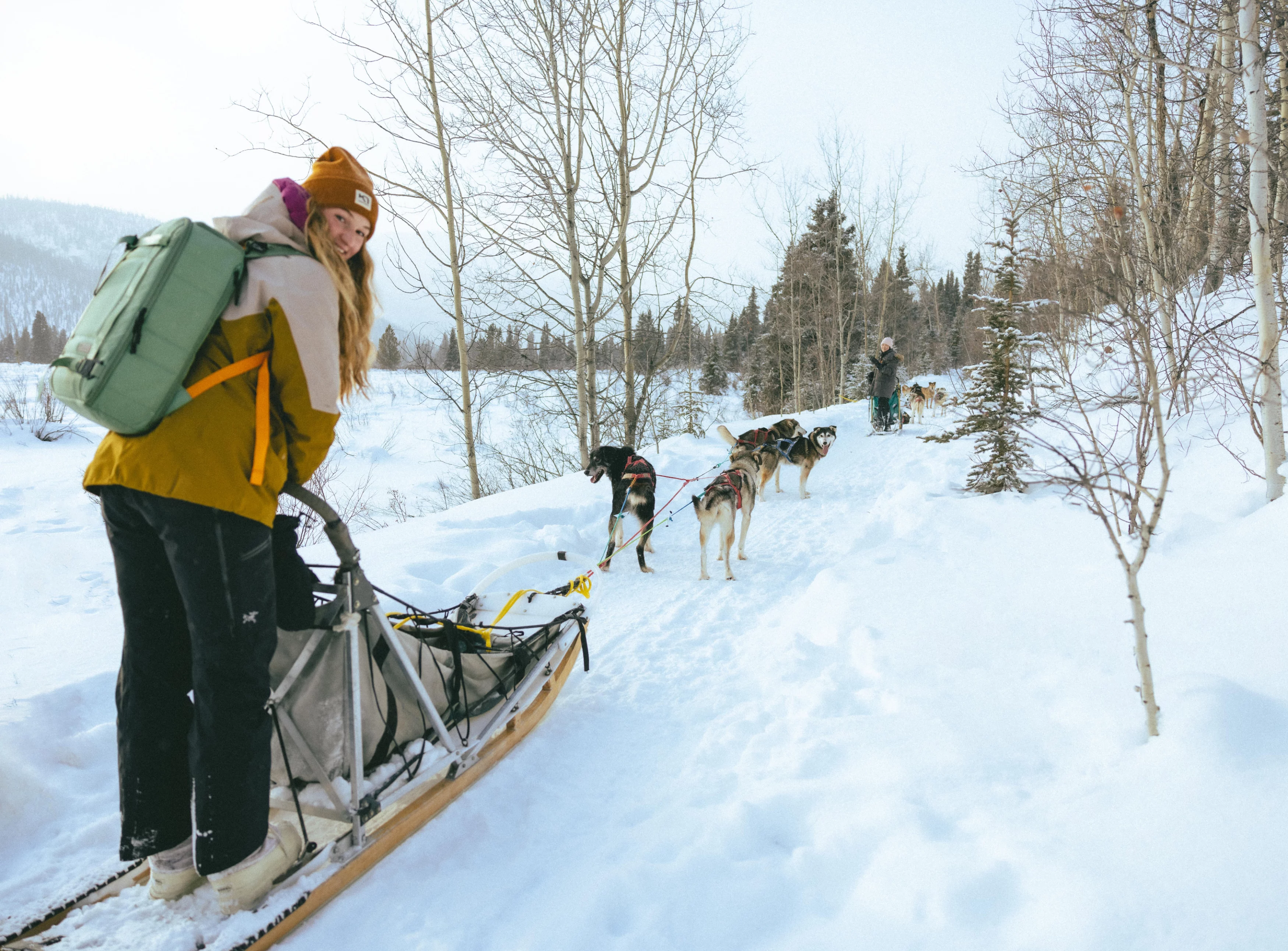 Hundeschlittentouren Yukon - Gast mit Huskies