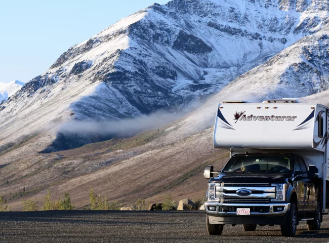 Truck Camper vor Bergen in Kanada