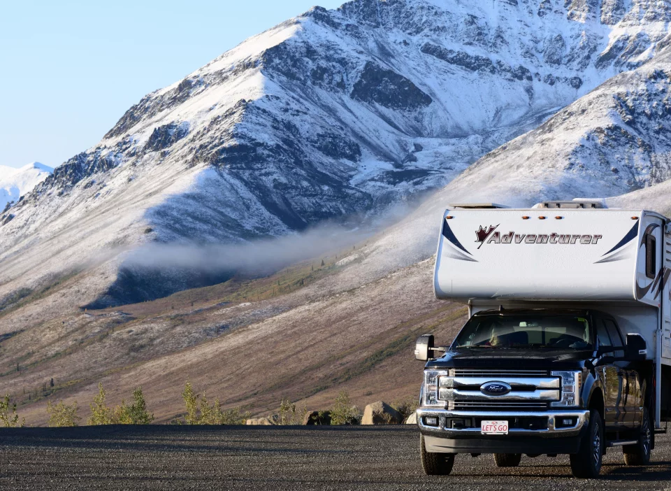 Truck Camper vor Bergen in Kanada