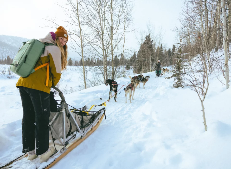 Hundeschlittentouren Yukon - Gast mit Huskies