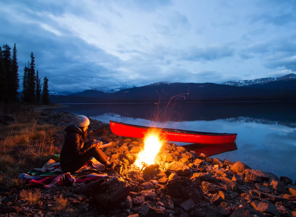 Kanada Kanutouren - Frau am Lagerfeuer