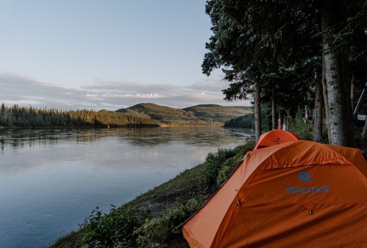 Camping am Ufer des Yukon River